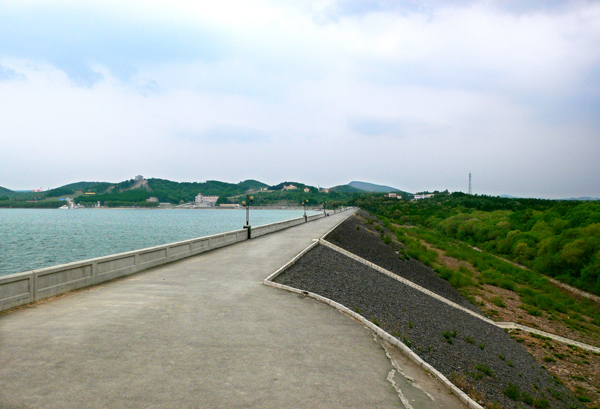 二龙山水库——坝顶