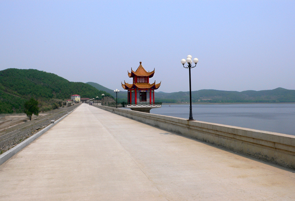 红星水库——坝顶