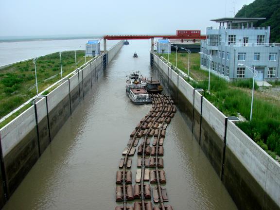 船队驶出船闸