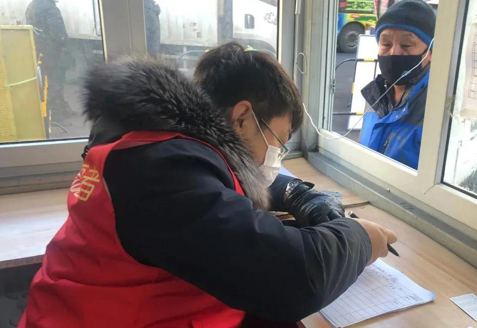 “注意安全措施！戴好口罩，戴好手套，和别人接触要保持好安全距离！”清晨，魏铨才在