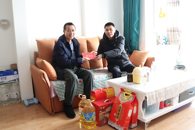 李正伟走访慰问王志伟.jpg