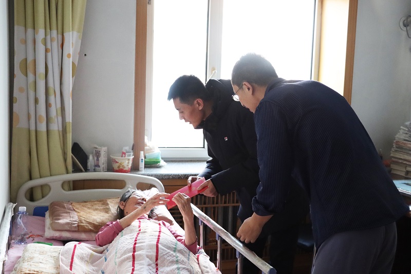 李正伟走访慰问林镜哲.jpg