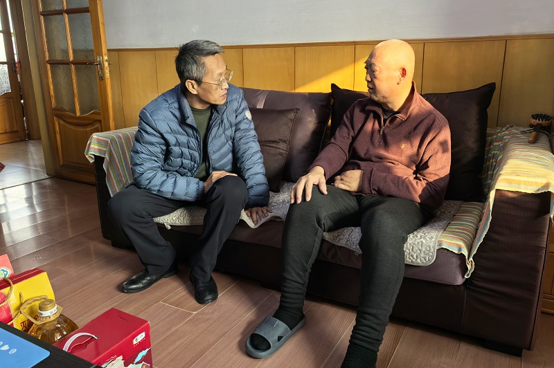 王鹤飞走访慰问齐新.jpg